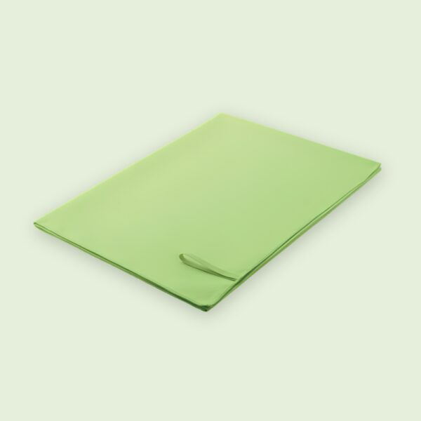 Flach liegendes EASYdry® COLOR Sporthandtuch in Limette, die aufgenähte Elastikschlaufe ist gut zu sehen.