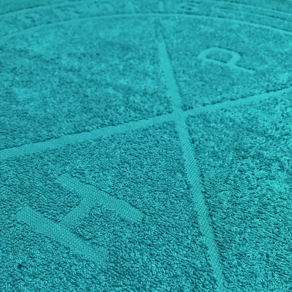 Handtuch Hoch-Tiefwebung in Petrol: Logo mit Linien und Buchstaben als Reliefwebung